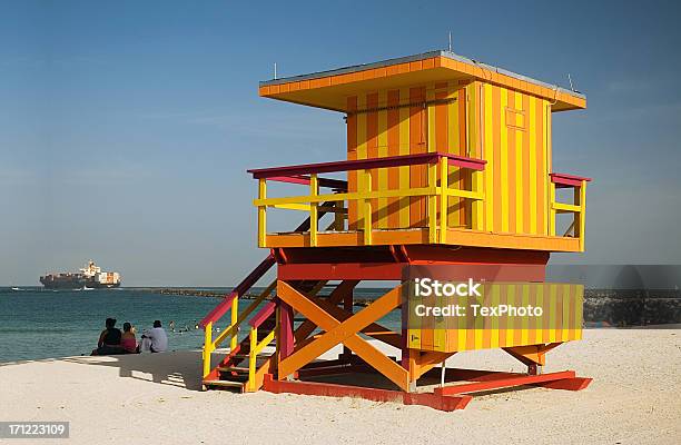 Suporte De Nadador Salvavidas De Miami Beach - Fotografias de stock e mais imagens de Agente de segurança - Agente de segurança, Areia, Azul