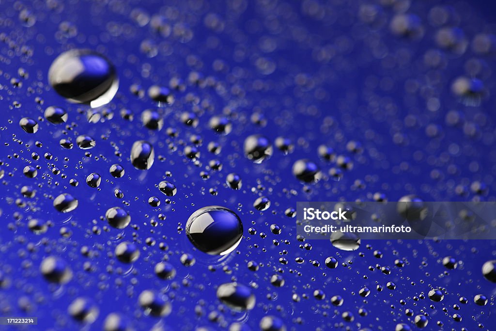 夜の青色の背景に水の滴雨粒の窓ガラス - しずくのロイヤリティフリーストックフォト