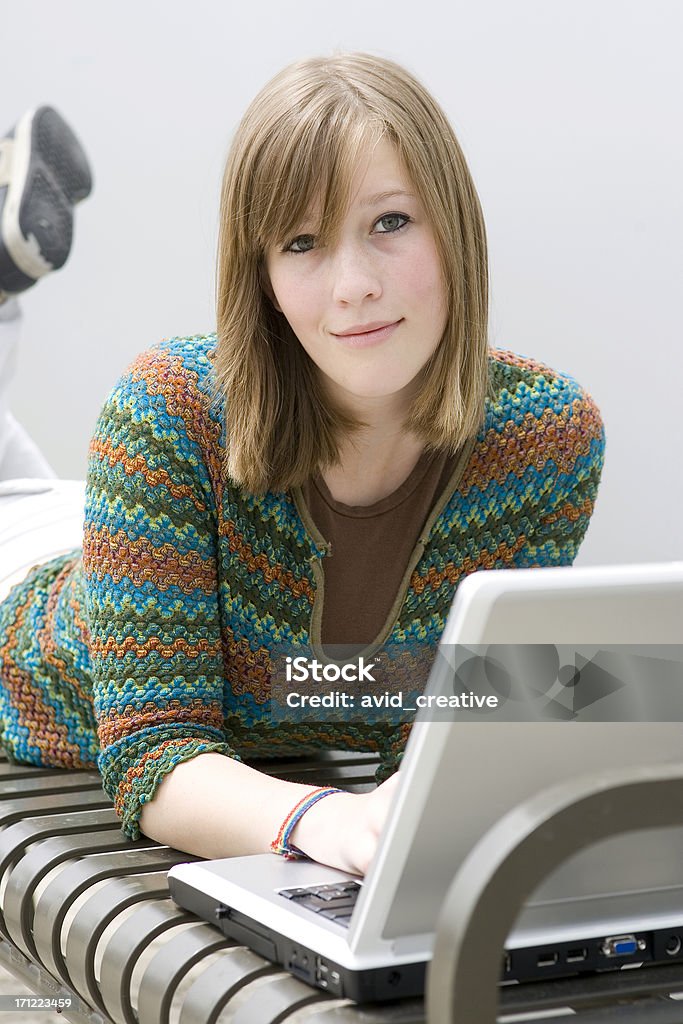 Teen с ноутбук - Стоковые фото Беспроводная технология роялти-фри