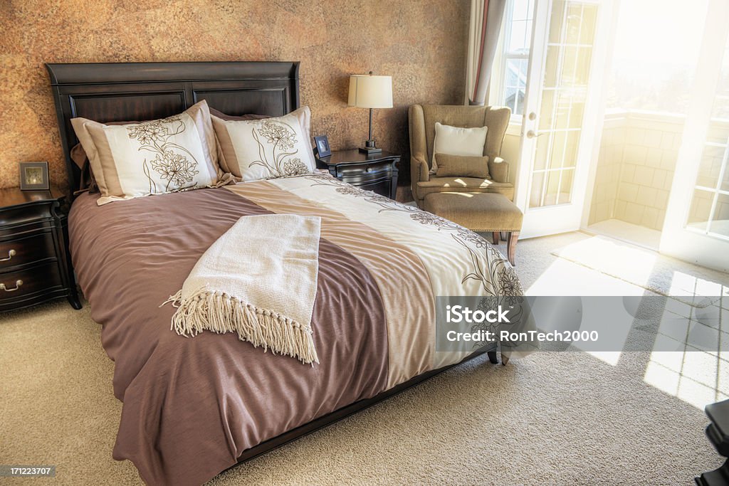Главная спальня - Стоковые фото Спальня хозяина роялти-фри