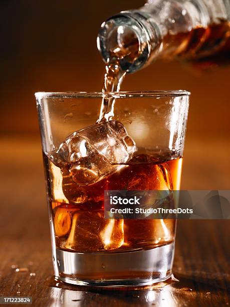 Whisky Em Rock - Fotografias de stock e mais imagens de Uísque - Uísque, Atirar à Baliza, Bebida Alcoólica