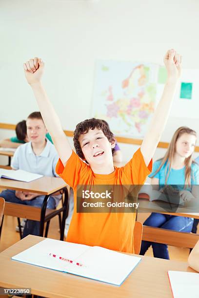 Счастливый Учащихся В Классе Поднимая Руки Вверх — стоковые фотографии и другие картинки 12-13 лет - 12-13 лет, Группа людей, Дети школьного возраста