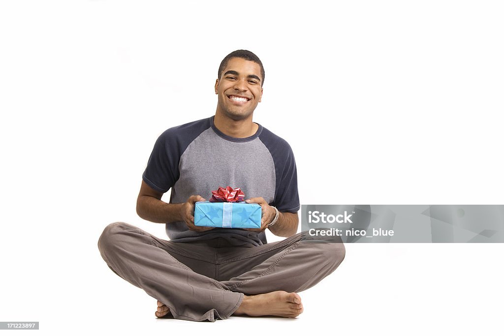 Fröhlich guy mit Geschenk - Lizenzfrei Freisteller – Neutraler Hintergrund Stock-Foto