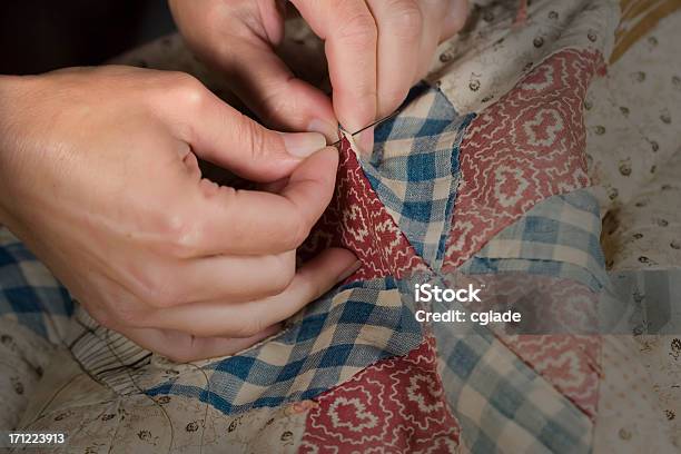 Mending Grandmothers Kołdra - zdjęcia stockowe i więcej obrazów Kołdra pikowana - Kołdra pikowana, Patchwork, Rzemiosło