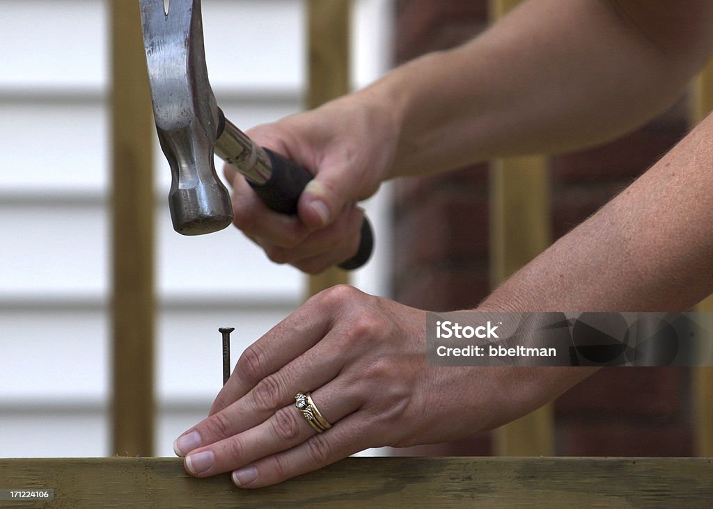 Mulher de hammering - Royalty-free Martelo - Ferramenta de Mão Foto de stock