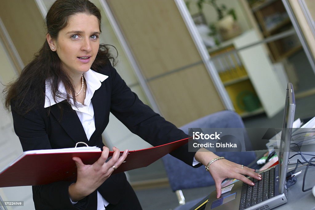 Donna d'affari al lavoro - Foto stock royalty-free di 25-29 anni