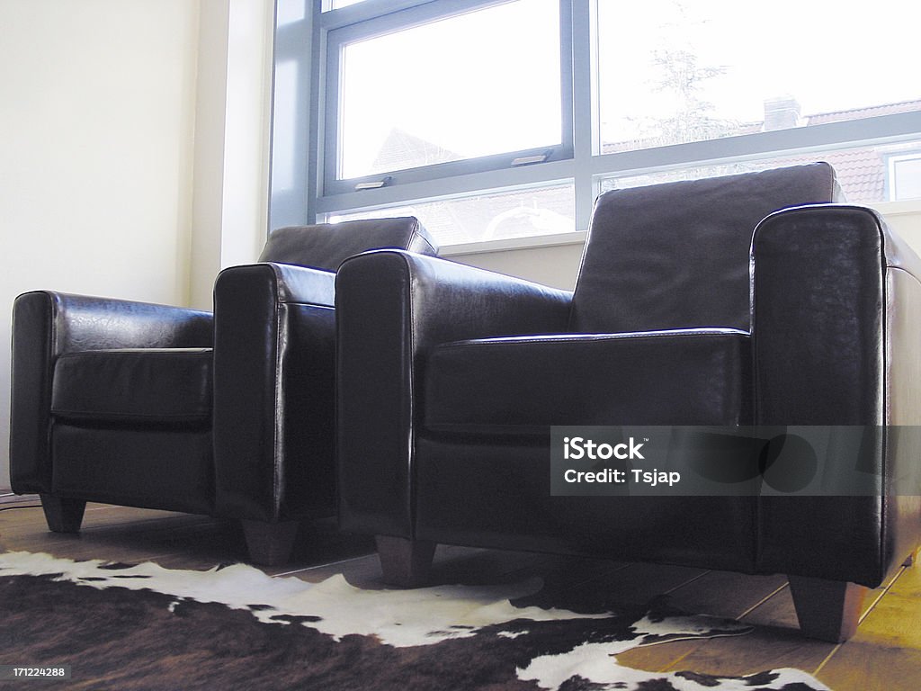 Кожаные кресла на солнце - Стоковые фото Воловья кожа роялти-фри
