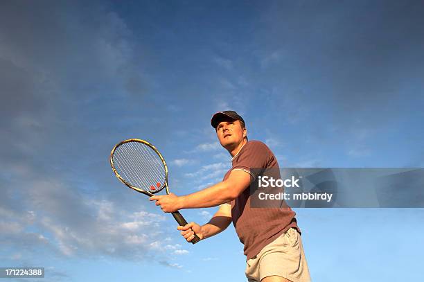 Jogador De Ténis Espera Bola Na Rede - Fotografias de stock e mais imagens de Adulto - Adulto, Ao Ar Livre, Aprender