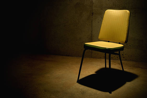 un fauteuil seat--interrogation - whacked photos et images de collection