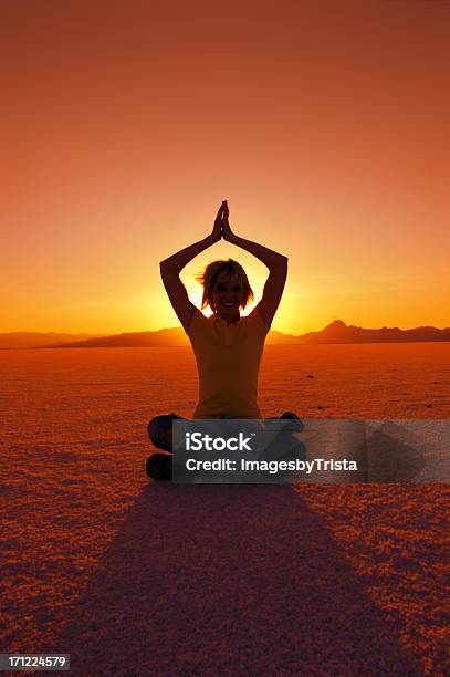 Alba Di Meditazione - Fotografie stock e altre immagini di Yoga - Yoga, Tramonto, Composizione verticale