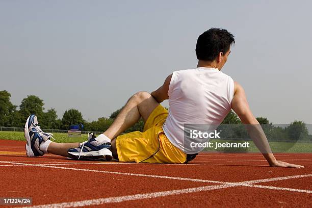 Atleta De Pista Esticar - Fotografias de stock e mais imagens de Homens - Homens, Pisar, Adulto