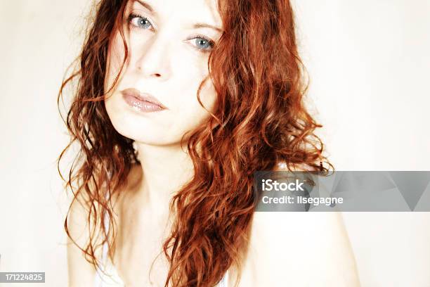 Photo libre de droit de Un Portrait Couleur banque d'images et plus d'images libres de droit de Adulte - Adulte, Cheveux frisés, Cheveux roux