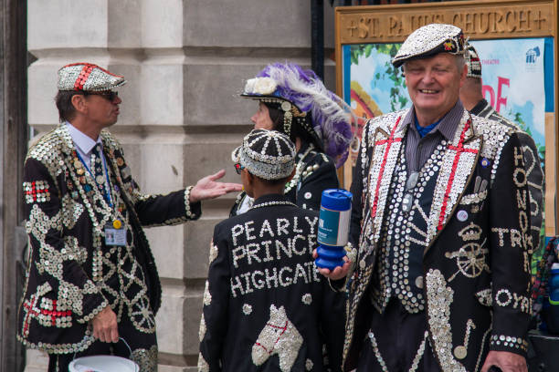 pearly kings and queens in covent garden - pearly king imagens e fotografias de stock