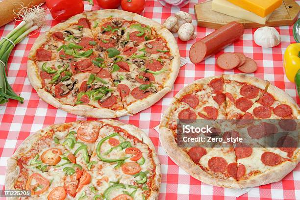 Pizza Preparazione 10 - Fotografie stock e altre immagini di Affamato - Affamato, Ambientazione interna, Assaggiare