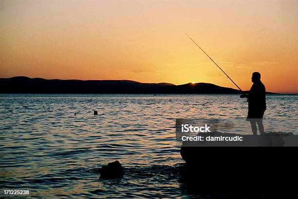 Pescador Ao Pôr Do Sol - Fotografias de stock e mais imagens de Penedo - Penedo, Surreal, Adulto