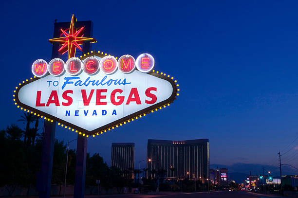 zapraszamy na wspaniały las vegas znak na wschód słońca - las vegas metropolitan area the las vegas strip sign welcome sign zdjęcia i obrazy z banku zdjęć