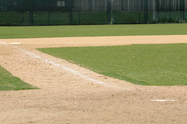 terzo a casa - baseline baseball single line dirt foto e immagini stock