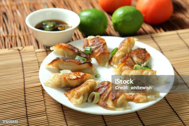 Gyoza Frito - Fotografias de stock e mais imagens de Acompanhamento - Acompanhamento, Alimentação Não-saudável, Almoço