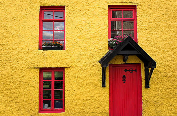 casa gialla e rossa - republic of ireland irish culture cottage door foto e immagini stock