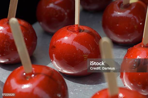 Red Candy Apple - Fotografie stock e altre immagini di Bambino - Bambino, Bastone, Carnevale scolastico