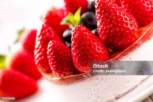 Tarta De Fresa Foto de stock y más banco de imágenes de Fresa - Fresa, Tarta - Postre, Pastel dulce