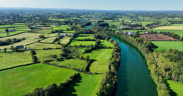 foto aérea de algas azul-verdes en el río bann desde lough neagh en portna lock kilrea co derry antrim irlanda del norte - bann fotografías e imágenes de stock