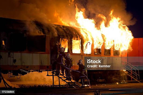 Feuerwehr Bei Der Arbeit Stockfoto und mehr Bilder von Zugunglück - Zugunglück, Kurs, Eisenbahn