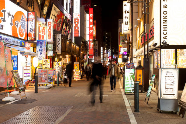 scène de rue dans le shinbashi quartier de tokyo, japon - strip mall shopping mall road street photos et images de collection