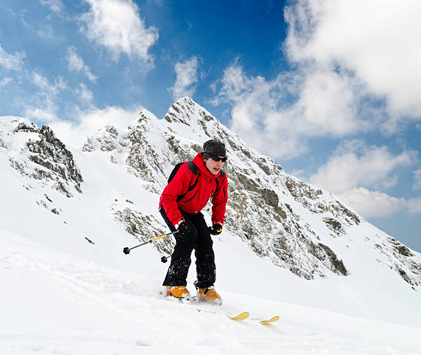homem youing aprendizagem para esquiar nas montanhas - telemark skiing skiing ski moving down - fotografias e filmes do acervo