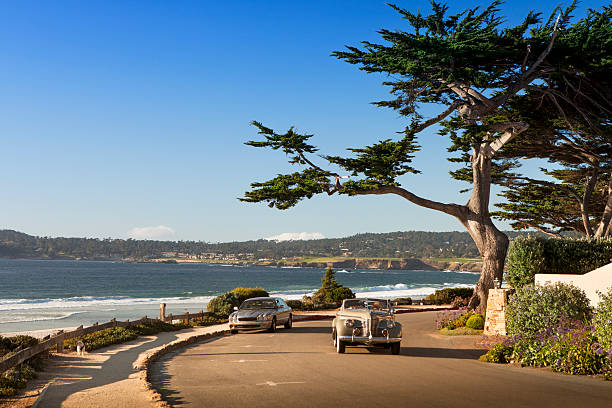 marciapiede su strada e carmel spiaggia di carmel-by-the-sea - pebble beach california foto e immagini stock