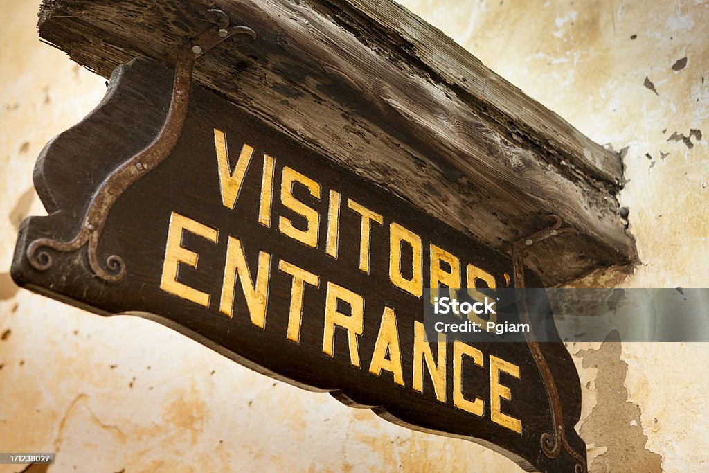 Los visitantes señal de entrada - Foto de stock de Arquitectura libre de derechos