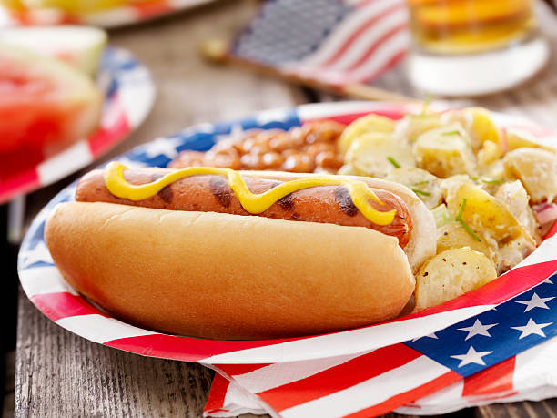 all american hot-dog e un beer - american cuisine foto e immagini stock