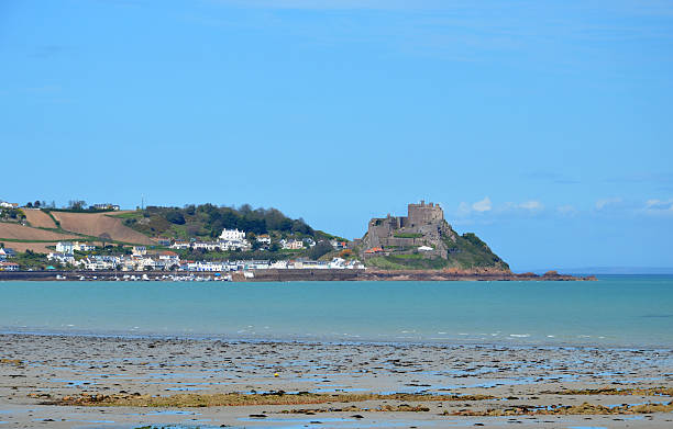 mont orgueil castle i gorey - gorey zdjęcia i obrazy z banku zdjęć