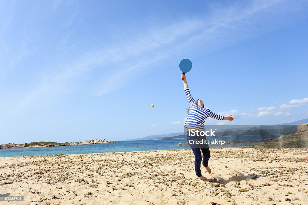 Menina Jogando Bola de Praia - Royalty-free Ténis - Desporto com Raqueta Foto de stock