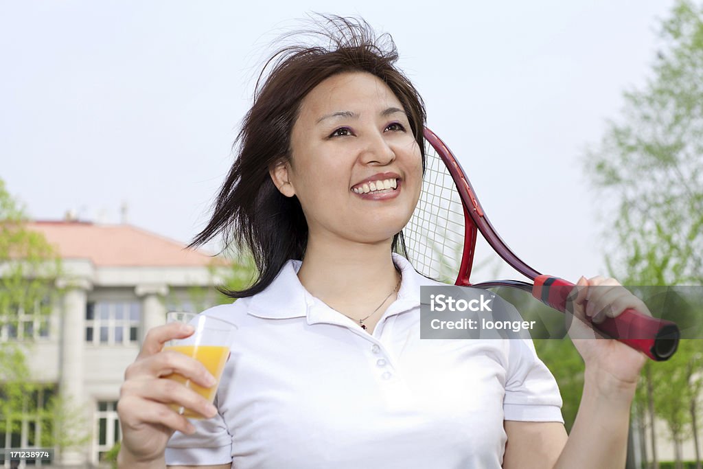 Ältere Frau mit einem Lächeln im Gesicht holding Tennisschläger - Lizenzfrei Frauen über 40 Stock-Foto