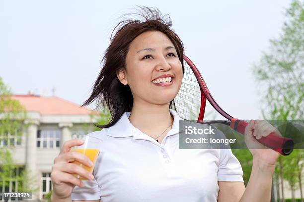 Ältere Frau Mit Einem Lächeln Im Gesicht Holding Tennisschläger Stockfoto und mehr Bilder von Frauen über 40