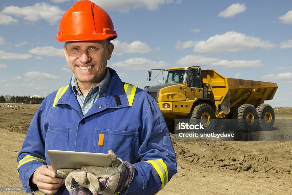 Trabajador de construcción y PC - Foto de stock de Camión de descarga libre de derechos