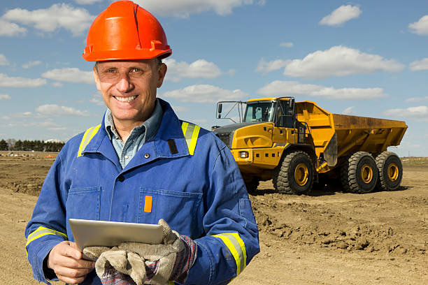 строительный рабочий, и пк - digital tablet construction truck manual worker стоковые фото и изображения