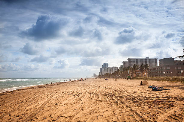 istock Sandy beach of Fort Lauderdale 171239071