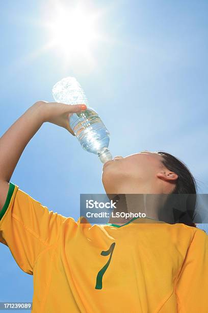 Fußballspielervertikale Flasche Wasser Stockfoto und mehr Bilder von Wasserflasche - Wasserflasche, Trinken, Fußball