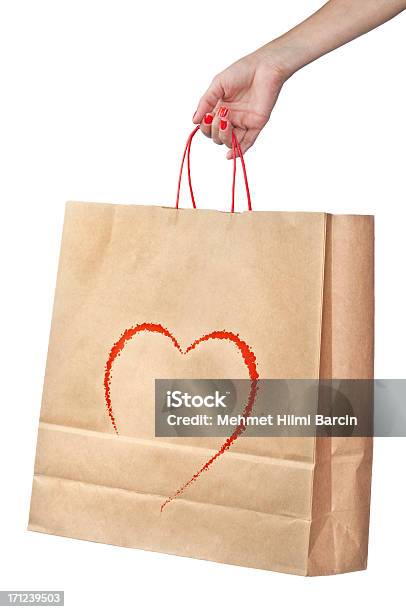 Forma Di Cuore Su Shopping Bag Con Mano Umana - Fotografie stock e altre immagini di Busta di carta - Busta di carta, Simbolo di cuore, Adulto