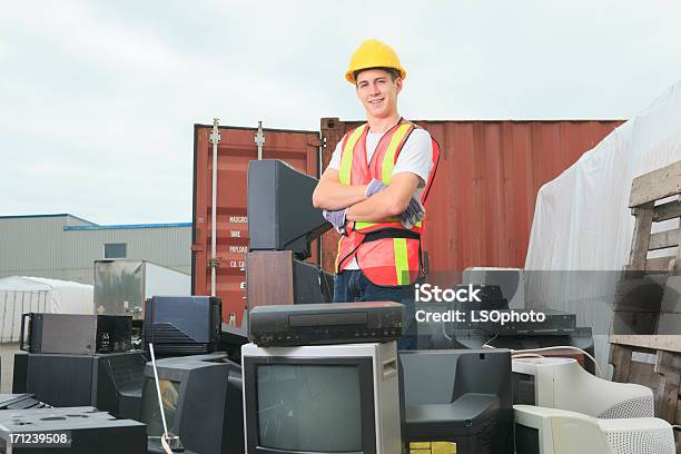 Trabalhador De Reciclagemorgulho De Trabalho - Fotografias de stock e mais imagens de Equipamento Elétrico - Equipamento de Recreio - Equipamento Elétrico - Equipamento de Recreio, Lixo, Centro de Reciclagem