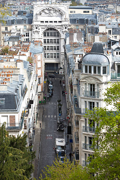viertel montmartre, paris, frankreich - paris france roof apartment aerial view stock-fotos und bilder