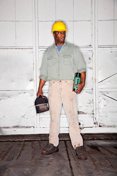 trabajador con lunchbox afroamericana - lunch box construction black fotografías e imágenes de stock