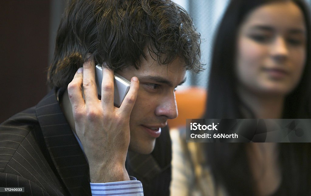 Relation tensions impoli mauvaises manières appelant le parler de téléphone cellulaire - Photo de Adulte libre de droits