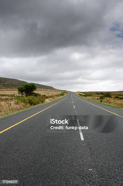 Leeren Straße In Western Cape Stockfoto und mehr Bilder von Autoreise - Autoreise, Bedeckter Himmel, Bildkomposition und Technik