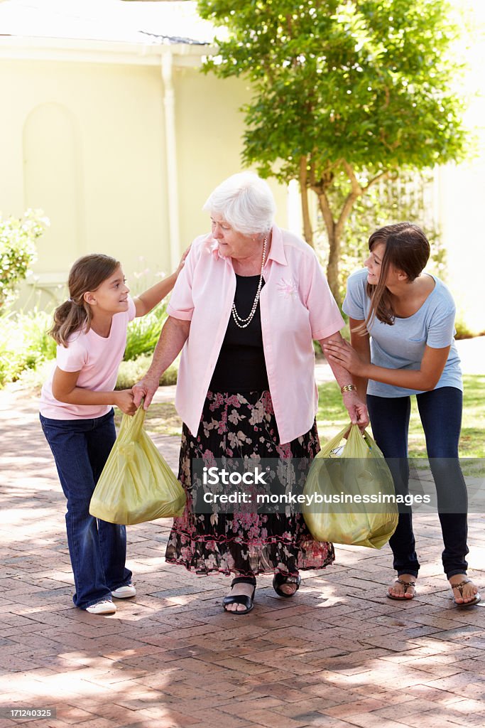 Enkelkinder bei Großmutter zu tragen Shopping - Lizenzfrei Mithilfe Stock-Foto