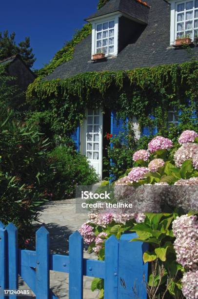 Flowery Giardino Davanti - Fotografie stock e altre immagini di Bretagna - Bretagna, Casa, Romanticismo - Concetto