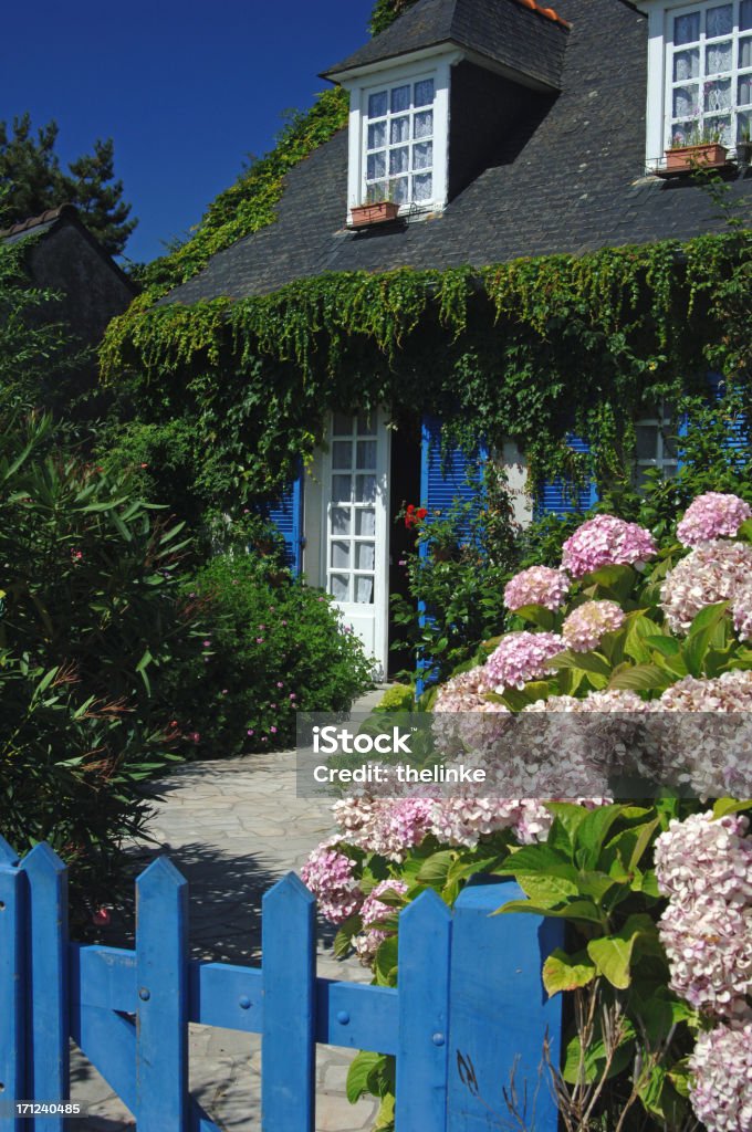Flowery спереди сад - Стоковые фото Бретань роялти-фри