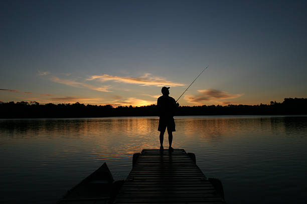 silhueta do homem a pesca na doca no chalé - pier rowboat fishing wood - fotografias e filmes do acervo